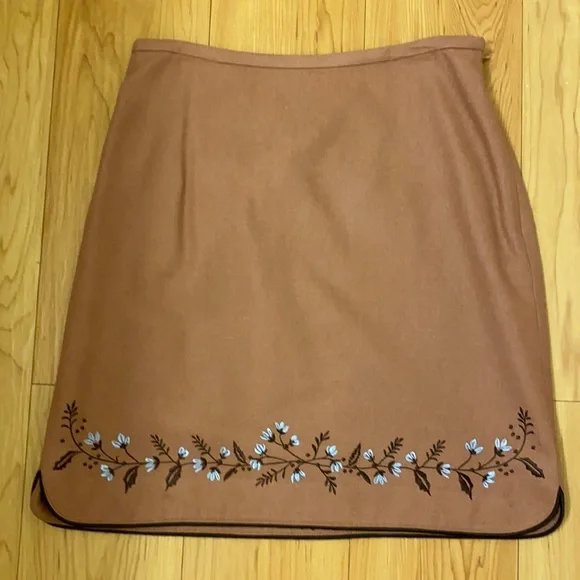 ANN TAYLOR CAMEL/BROWN/BLUE CLASSIC SKIRT w/FLORAL EMBROIDERY SIZE 2 LIKE NEW!